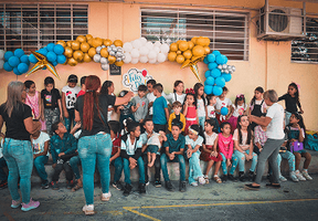 PUn grupo de niños de la iglesia celebrando con decoración.