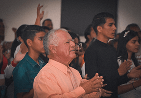 Personas adorando a Dios