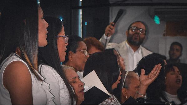 Coro cristiano cantando.