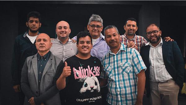 Un grupo de hombres sonriendo en la iglesia.